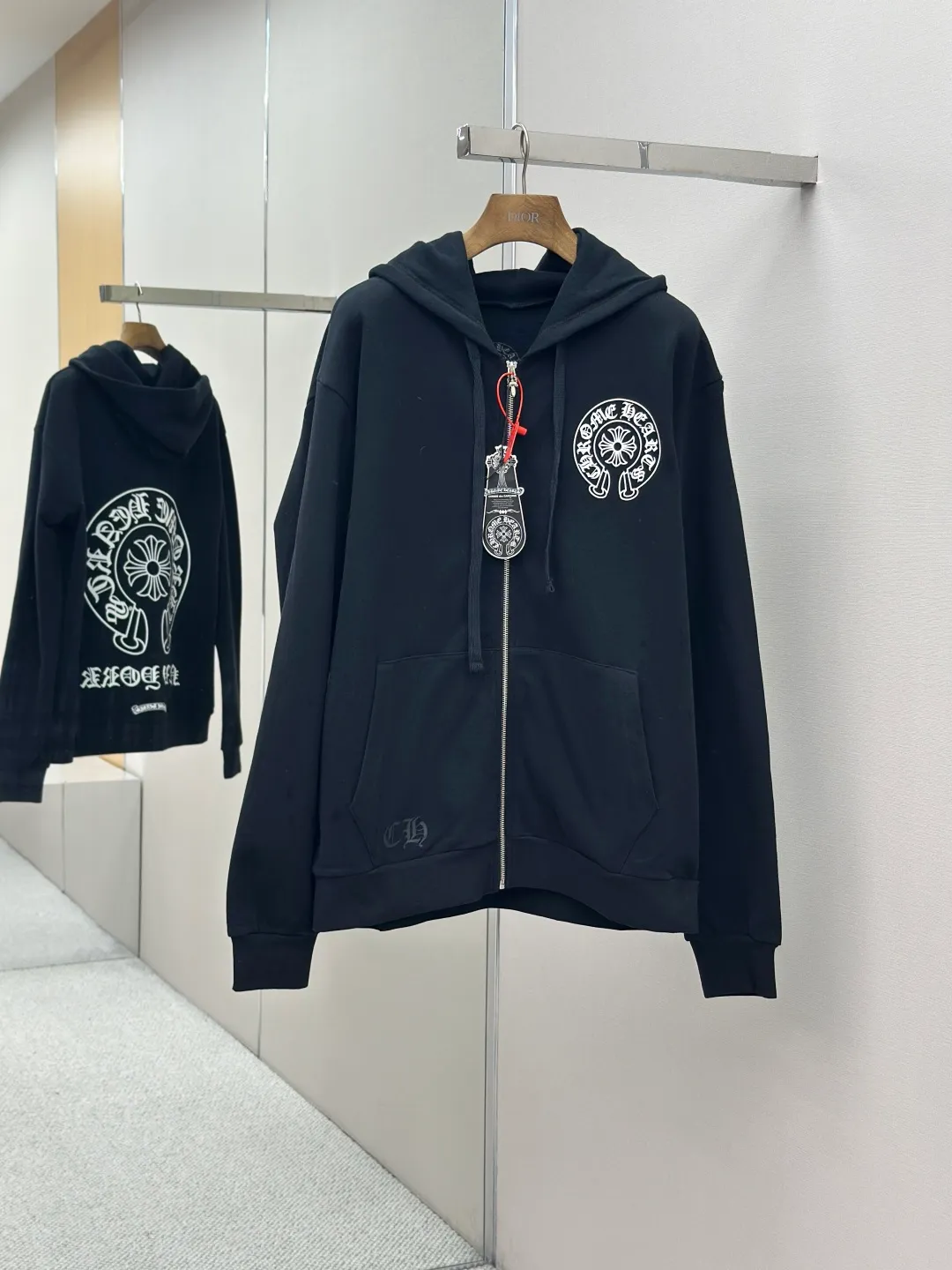 P480 Chrome Hearts letter-printed zipper jacket. Customized plain suede cotton. Delicate and smooth, comfortable and close to the skin. It is made of deep black as the base. Plain white lines are neatly cracked. The cross pattern on the front is precisely embellished on the chest, while the gray CH pattern is looming on the hem to control the visual focus. The scroll mantra is outlined on the back like an ancient seal. Ruggedness and sophistication coexist. The zippered hooded silhouette deconstructs the lazy drape carrying suede. A rock oracle that whispers that I am the rule. A rebellious ceremony about wearing and performing. Process 1: Use glue printing. The printing is modified three times by the film screen. Use glue liquid paint to print the pattern on the fabric. Bake the fabric to fix the printing pattern. Process 2: The fabrics are washed and have a better hand feel. Not easy to deform. Not easy to shrink. Not easy to fade. Maintain long-term beauty. Accessories: Customized CH zipper. Customized CH trademark. Version: Loose version. Size: S M L XL
